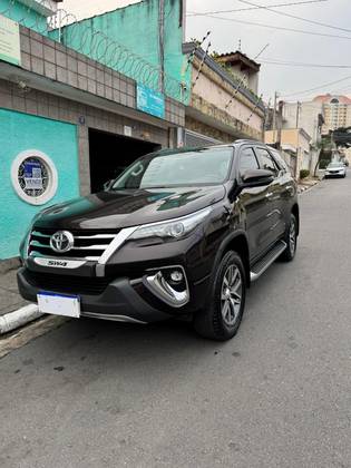 TOYOTA HILUX SW4 2.8 SRX 4X4 7 LUGARES 16V TURBO INTERCOOLER DIESEL 4P AUTOMÁTICO